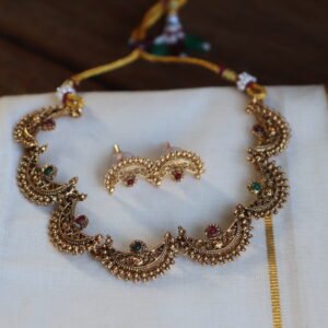 crescent-moon-shaped Chocker set
