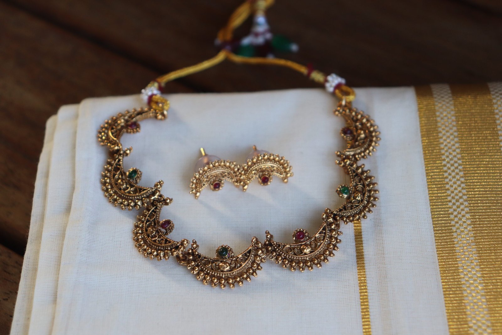 crescent-moon-shaped Chocker set